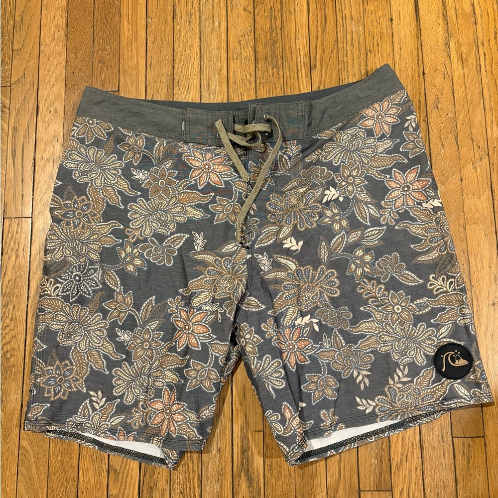 Quiksilver Men's Floral Board Shorts - Gray and Tan